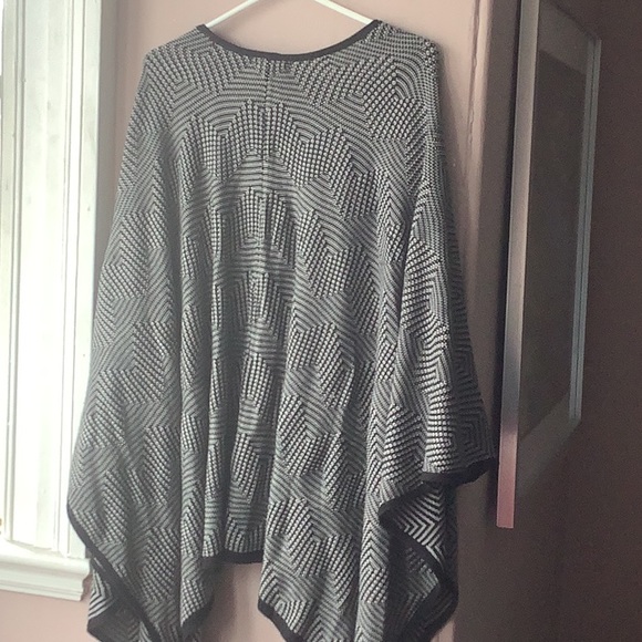 Patterned black and white wrap - Picture 3 of 7